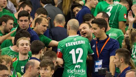 Javi Eseverri se abre paso entre los seguidores del Magna para ir a recoger el trofeo de subcampeón al palco. A sus 39 años sigue siendo un referente para todos.