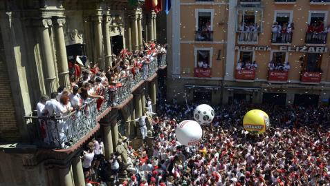 La Plaza Consistorial, abarrotada un año más en el Chupinazo