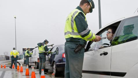 Varios agentes de la Guardia Civil realizan un control de alcoholemia en Madrid.
