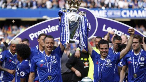 El Chelsea de Azpilicueta recibe el trofeo de campeón de la Premier