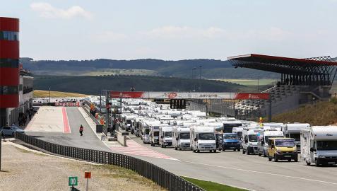 Multitudinaria concentración de motos y autocaravanas en el Circuito de Navarra Multitudinaria concentración de motos y autocaravanas en el Circuito de Navarra