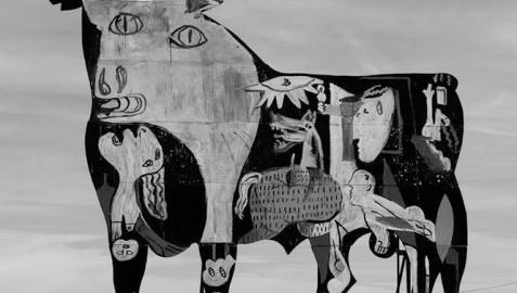 Grafitean en un toro de Osborne un fragmento del 'Guernica' de Picasso