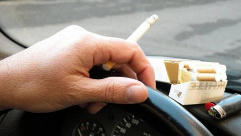 Más de la mitad de los españoles pide que se prohíba fumar en el coche Más de la mitad de los españoles pide que se prohíba fumar en el coche