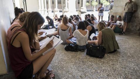 Los sindicatos en bloque piden que Educación retire la acreditación de interinos