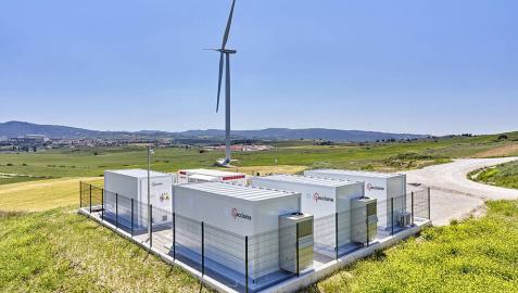 Acciona estrena la primera planta híbrida de almacenamiento de energía eólica en baterías