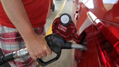 La gasolina y el gasóleo cuestan un 13,7% menos que hace un año