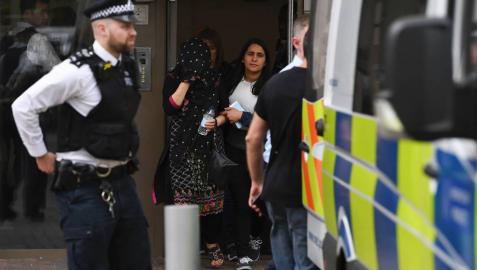 Una de las detenidas en el distrito de Barking, en Londres.