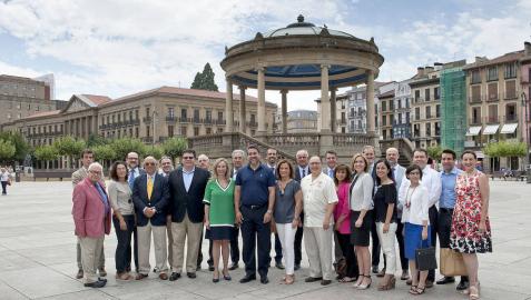 La directora general Izaskun Goñi junto con la delegación texana y representantes de entidades navarras.