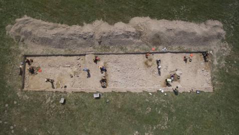 Foto tomada por un dron de la excavación del verano 2016 en el asentamiento de Iturissa, entre Burguete y Espinal. El tercio central sería la calzada romana y los laterales, edificaciones.