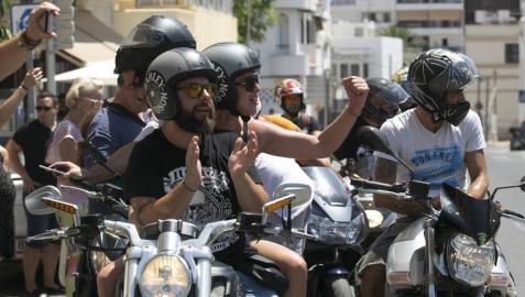 Más de 200 motoristas escoltan los restos de Ángel Nieto hasta la iglesia
