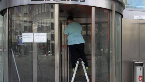 Jóvenes de Sortu encapuchados asumen el ataque a la agencia vasca de Turismo