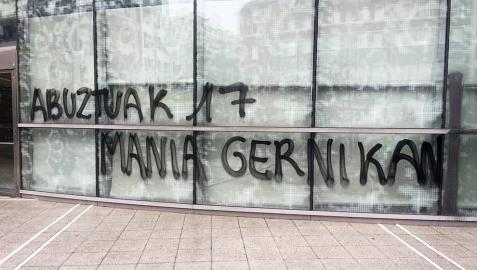 Aparecen pintadas contra el turismo en la Agencia Vasca de Turismo en Bilbao Aparecen pintadas contra el turismo en la Agencia Vasca de Turismo en Bilbao