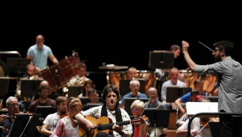 Ensayo de Juan Manuel Cañizares con la Orquesta Sinfónica de Navarra.
