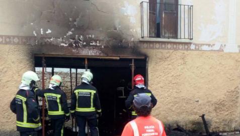 Los bomberos trabajan en una casa incendiada en Caparroso. Los bomberos trabajan en una casa incendiada en Caparroso.