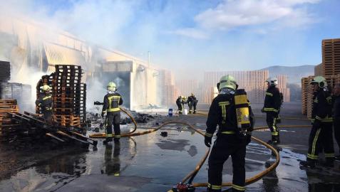 Un incendio calcina palés en el exterior de una empresa de Gazólaz Un incendio calcina palés en el exterior de una empresa de Gazólaz