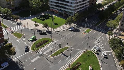 Vista general de la avenida Pío XII en la intersección, en la parte superior, con la calle Iturrama.