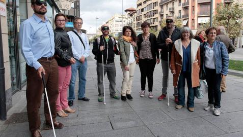 Paseo a ciegas por Pamplona de representantes del ayuntamiento para concienciar