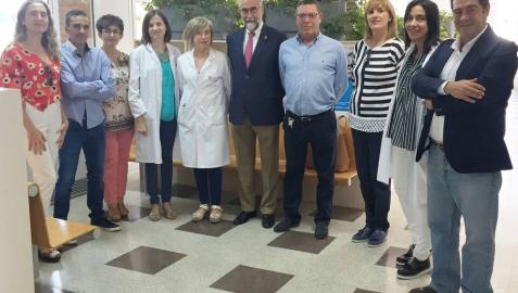 El consejero de Salud, Fernando Domínguez, con el personal del consultorio.