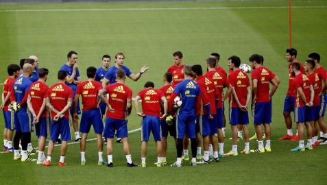 Azpilicueta y Monreal, repiten en la convocatoria de Lopetegui