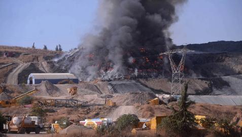 Descartan extinguir este lunes el incendio en la planta de reciclaje de Córdoba