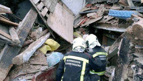 Imágenes del derrumbe de una vivienda de Arazuri Galería de imágenes del derrumbe de una casa, tras una explosión, en Arazuri, Navarra