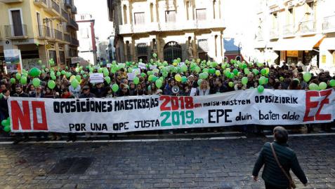 Los interinos tachan de “burla” la OPE de maestros para 2018