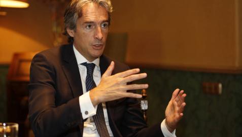 El ministro de Fomento, Íñigo de la Serna, en un momento de la entrevista con este periódico sobre las fallidas conversaciones con el Gobierno de Navarra para acordar las obras del TAV.