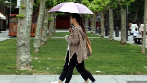 Los abrigos y los paragüas han vuelto a las calles de Pamplona después del breve periodo de calor vivido hace unos días.