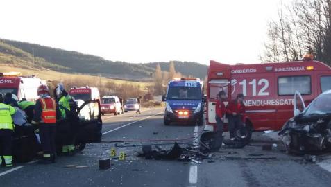 Los bomberos desatrapan a dos heridos graves en un choque frontal en Sorauren
