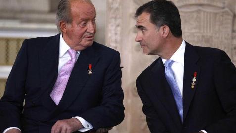 Ceremonia de abdicación del Rey Juan Carlos_4 Don Juan Carlos firmó en el Salón de Columnas del Palacio Real la Ley de Abdicación para ceder la corona a su hijo, don Felipe.