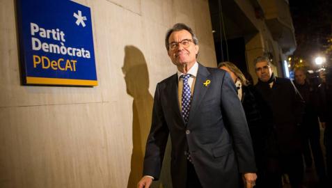 El expresidente de la Generalitat y presidente del PDeCAT, Artur Mas, a su llegada a la sede del partido donde ha convocado una rueda de prensa.