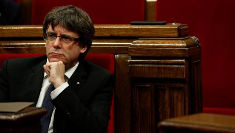 Carles Puigdemont, durante el pleno en el Parlament.