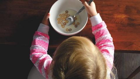 Los médicos aconsejan dar antes alimentos a los bebés para prevenir alergias