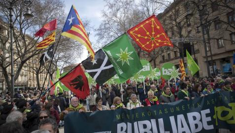Miles celebran en Pamplona el Aberri Eguna reclamando