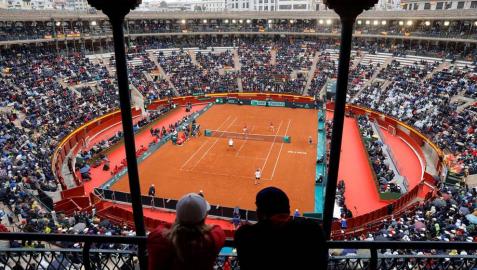 España, contra las cuerdas tras caer en un doble interminable
