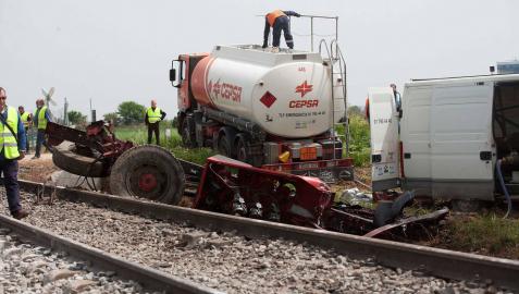 Muere el conductor de un camión tras chocar con un tren en un paso a nivel en Toledo