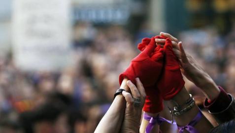 Concentración en Pamplona contra la sentencia de 'La Manada'. EFE Sentencia de 'La Manada': condenados a 9 años por abusos, pero absueltos de agresión sexual