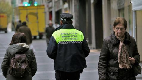 Un agente de Policía Municipal patrulla por la calle Chapitela de Pamplona, en una imagen de archivo.