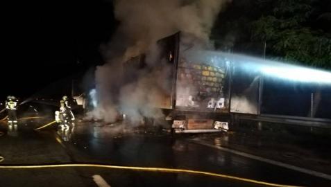 Ileso tras salirse de la vía y arder su camión frigorífico en la A-15 en Arazuri Ileso tras salirse de la vía y arder su camión frigorífico en la A-15 en Arazuri