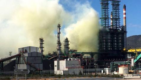 Repsol investiga la avería que ha causado una nube no tóxica en la planta de Cartagena