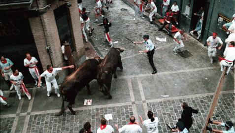 1998. Cuatro mansos huidos en el encierro y cinco agentes municipales al rescate