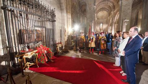 Las instituciones navarras homenajean a los Reyes y Reinas de Navarra en Leyre