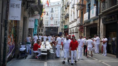 Como es habitual, las cuadrillas de amigos han madrugado este viernes 6 de julio para almorzar antes del chupinazo