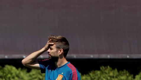 Piqué se retira del entrenamiento antes de tiempo a cuatro días del debut