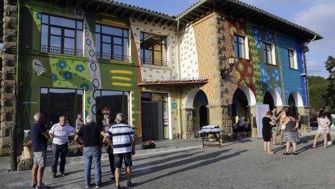 Mural del hostal de Petilla en honor a Ramón y Cajal pintado por sus vecinos y el grafitero Jabier Landa Médico, investigador y premio Nobel, Santiago Ramón y Cajal fue también un artista, con unos dibujos de células neuronales muy fieles a la realidad. Los vecinos de su pueblo y el grafitero Jabier Landa le han homenajeado pintando el hostal