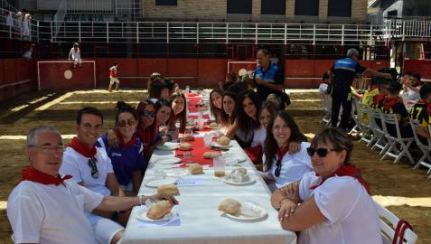Comida popular y juegos en la plaza en Murchante