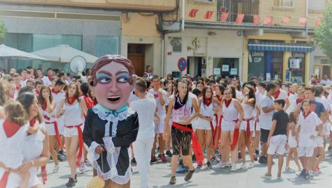 Tres manos prenden la mecha de la fiesta en Mendavia