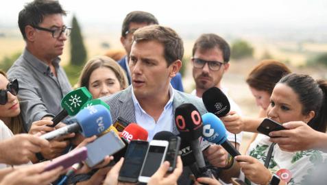 Rivera pide al PSOE rectificar o
