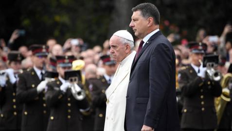 El papa recuerda en Letonia la necesidad de integrar y la importancia de la natalidad