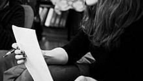 Paula Bonet presenta en Pamplona la obra en la que escribe a la hija que perdió
